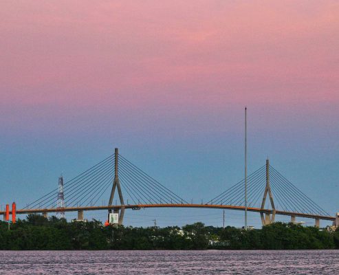Puente a lo lejos sobre agua