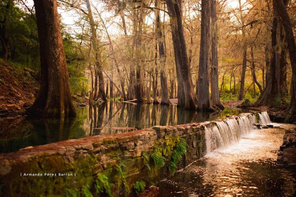 Rio desbordandose poco sobre barrera de piedra